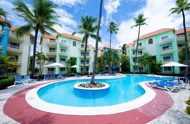 Beautiful, Elegant and Renovated Beach-Style Condo. Internet, wifi, near beach.