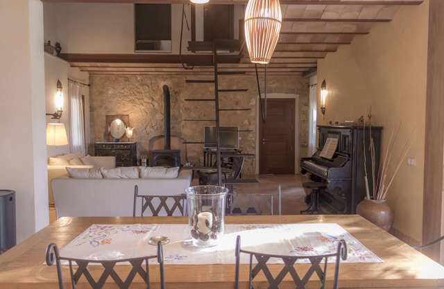 Beautiful design villa amongst vineyards, with pool, BBC & mountains views