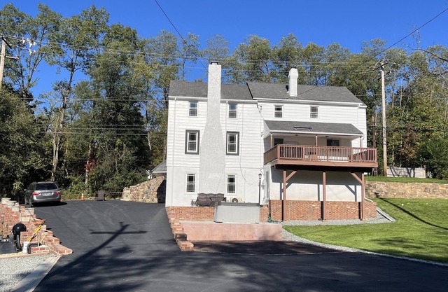Beautiful farmhouse in Valley Forge Park!