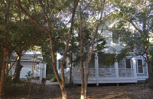 Beautiful forest home within walking distance to the maritime market and beach!