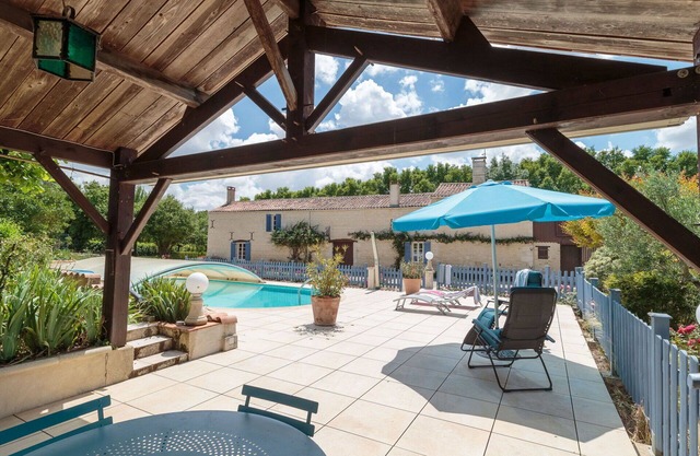 Beautiful private villa for 7 guests with private pool, WIFI, TV, terrace, pets allowed and park.