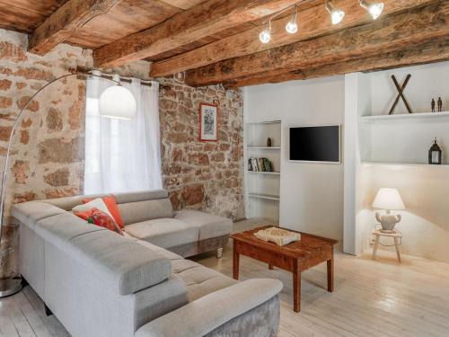 Beautiful holiday home with pool in Teillots