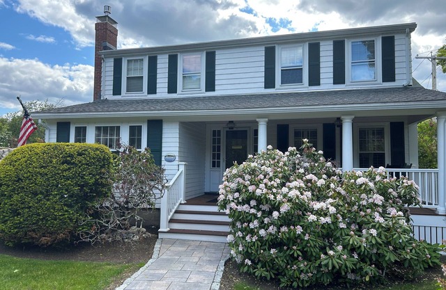 Beautiful home by the sea-4 miles from Salem, 12 miles from Boston-by 2 beaches