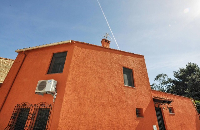 Beautiful home in Cabestany with WiFi