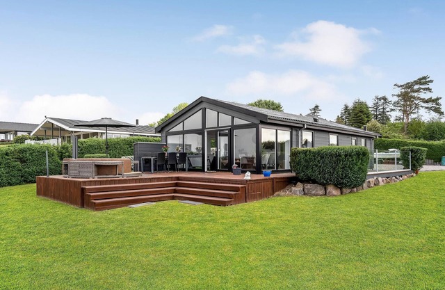 Beautiful home in Faaborg with jacuzzi