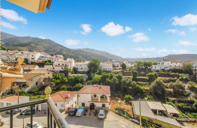 Beautiful home in Sedella with WiFi