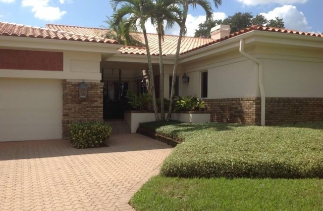 Beautiful home, stunning view of golf course, near beaches and airport