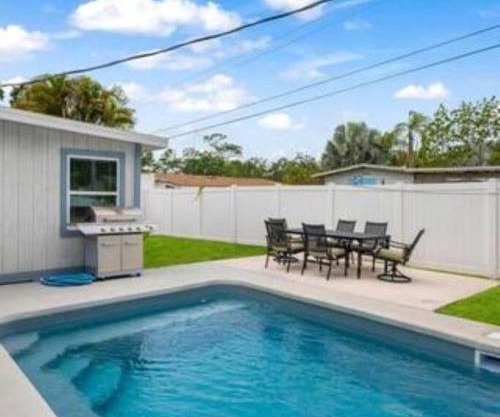 Beautiful Home with heated pool and Fenced Yard by Siesta Key!