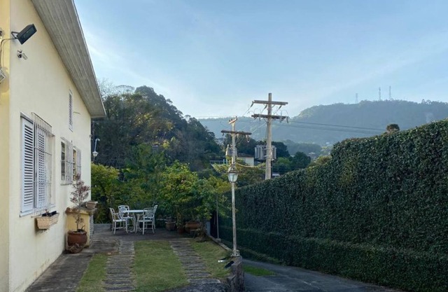 Beautiful house near the Quitandinha Palace, with swimming pool and leisure area.