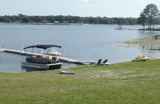 Beautiful Lake House on Cowpen Lake w/Private Fishing Pond Boat Rental Available