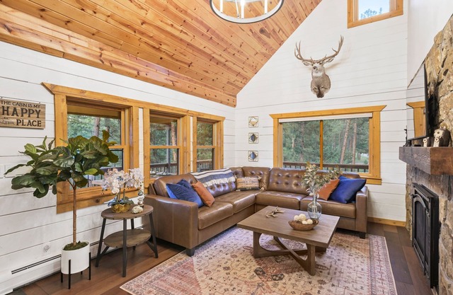 Beautiful, luxurious Evergreen cabin nestled in the mountains w/great views!