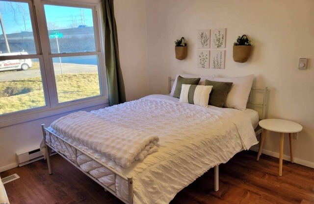 Beautiful, Newly-Renovated 1-Bedroom Apartment in Madison