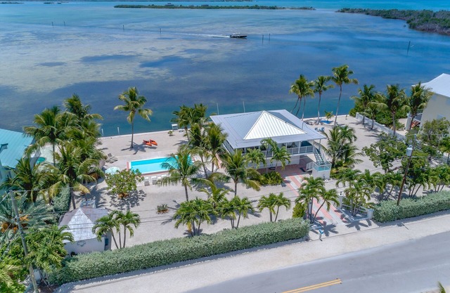Beautiful Oceanfront Home on Ramrod Key - Three Lots, Dock & Poolside Tiki Bar