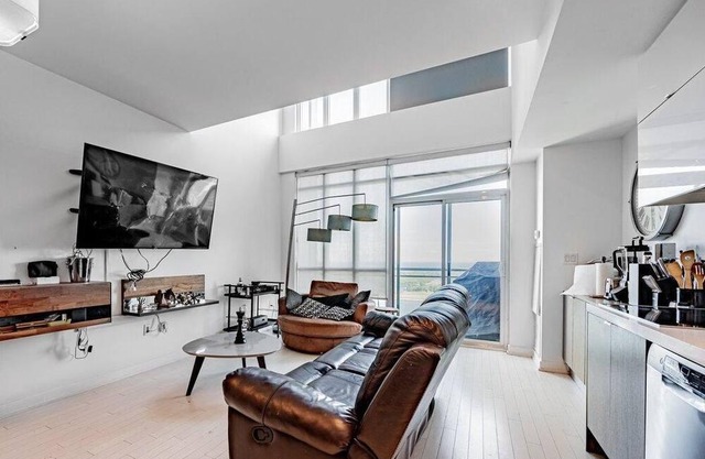 Beautiful Penthouse With Amazing View Downtown Toronto