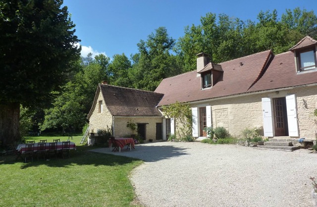 BEAUTIFUL PERIGOURDIN HOUSE 12 people 6 bedrooms PRIVATE SWIMMING POOL AT THE END OF A FOREST