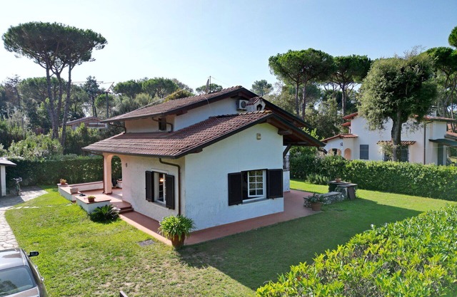 Beautiful private villa with A/C, WIFI, TV, pets allowed and parking, close to Forte Dei Marmi