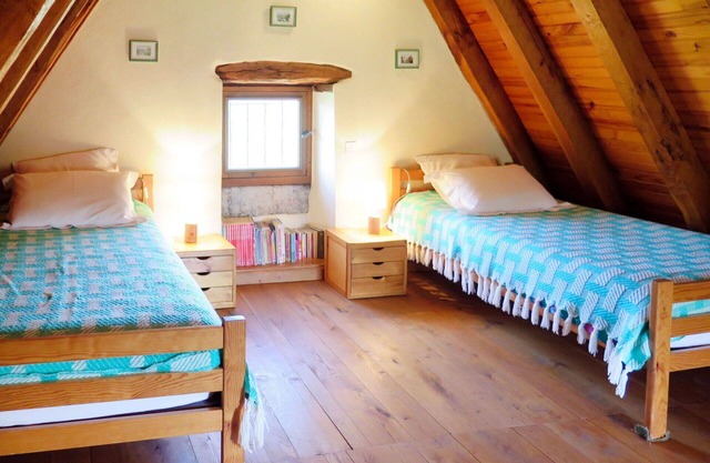 Beautiful private villa for 4 people with TV, terrace, pets allowed, panoramic view and parking