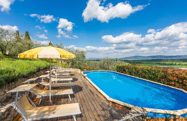 Beautiful private villa for 8 guests with private pool, WIFI, TV, terrace, pets allowed and park.