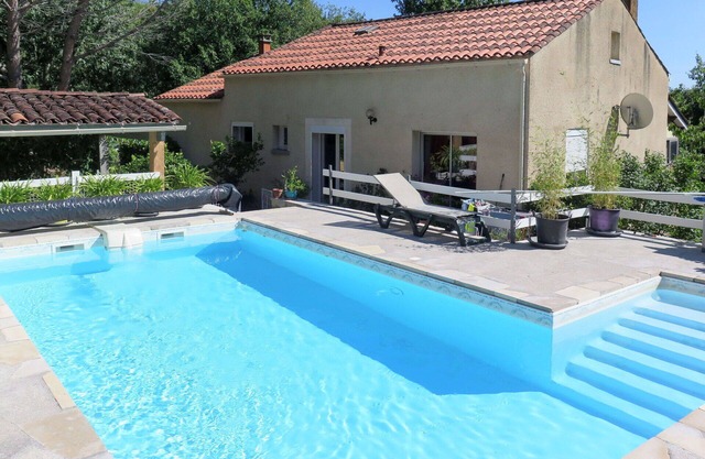 Beautiful private villa for 4 people with WIFI, private pool, TV, terrace, pets allowed and park.