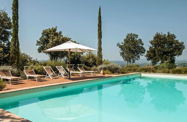 Beautiful private villa for 12 guests with private pool, A/C, WIFI, TV, panoramic view and parking