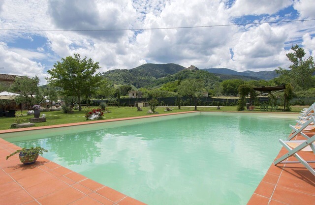 Beautiful private villa with WIFI, private pool, A/C, TV, patio, pets allowed and parking