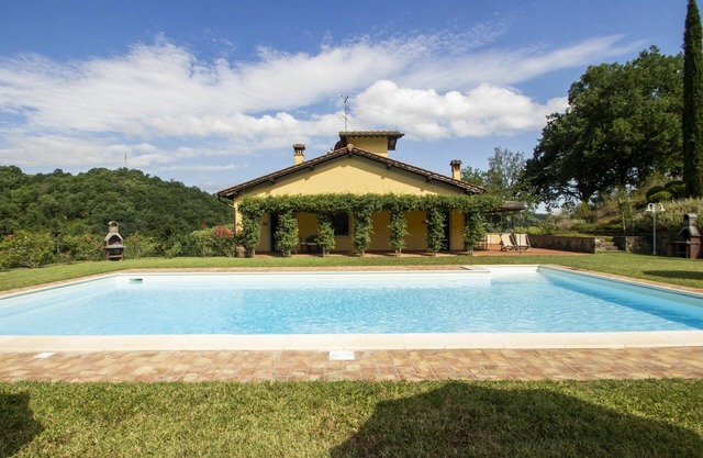 Beautiful private villa with private pool, WIFI, TV, terrace, pets allowed, panoramic view, parking