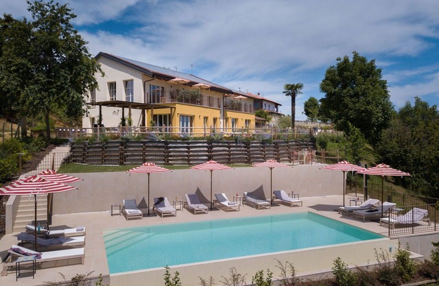 Beautiful private villa for 26 guests with WIFI, private pool, A/C, patio and parking, close to .
