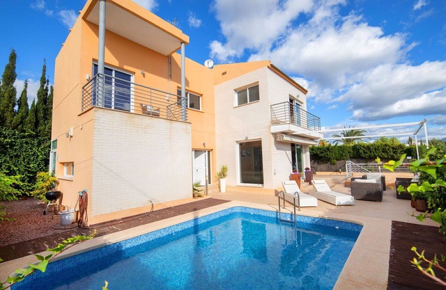 Beautiful private villa with WIFI, A/C, private pool, TV, patio, pets allowed and parking
