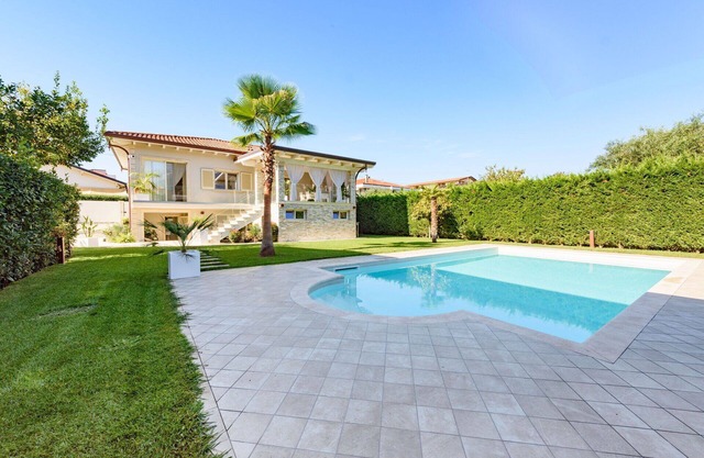 Beautiful private villa with private pool, A/C, WIFI, TV and parking, close to Forte Dei Marmi