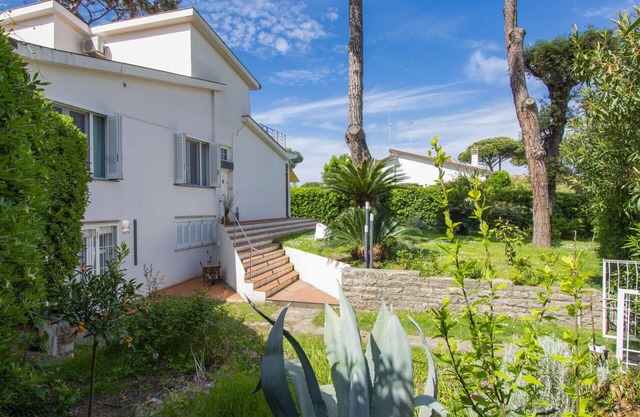 Beautiful private villa for 6 guests with hot tub, A/C, WIFI, TV, terrace, pets allowed and park.