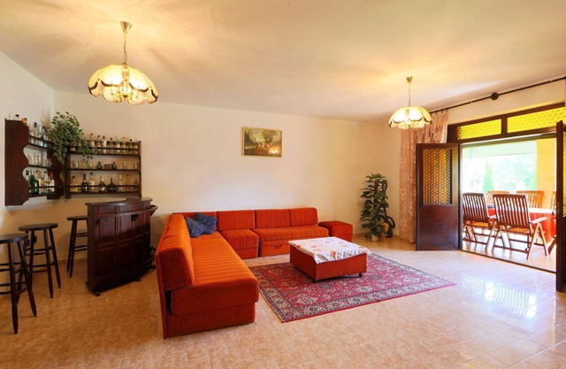 Beautiful private villa for 8 guests with WIFI, TV, patio and pets allowed