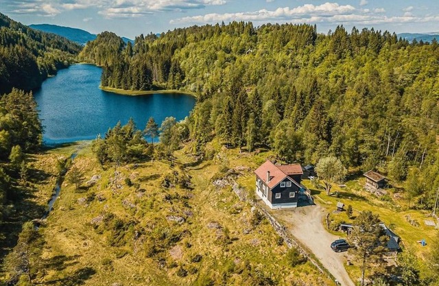 Beautiful Private Villa with Lake View and Boat