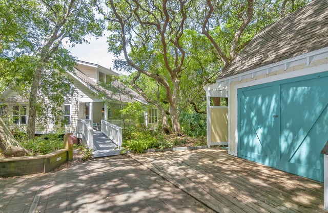 Beautiful quiet home on Bald Head Island - short walk to beach
