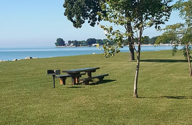 Beautiful, Relaxing Lake Erie access Community/Fishing, Boating, Bonfires