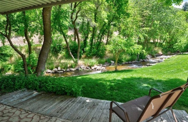 Beautiful Remodeled 5 Bedroom 3000 sq ft Cabin in the Iconic Vivian Park Area