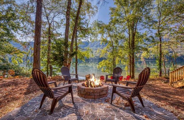 Beautiful river cabin in the heart of the Tennessee River Gorge.