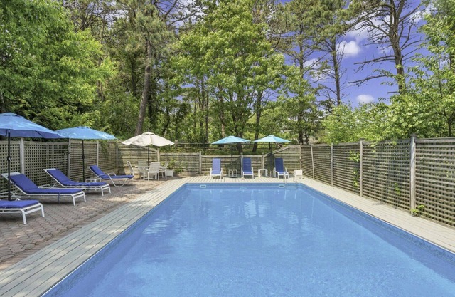 Beautiful Southampton Home, Open Layout, Private Pool, Close to Town,.