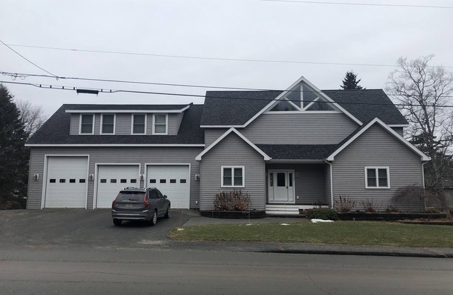 Beautiful spacious family home, close to town, golf course, & shopping