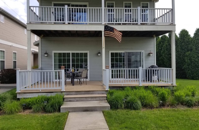Beautiful St. Joe River Views - 1 Mile to downtown/beaches!