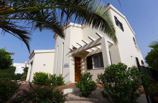 Beautiful stylish villa, private pool, peaceful setting, a/c, fibre optic Wifi