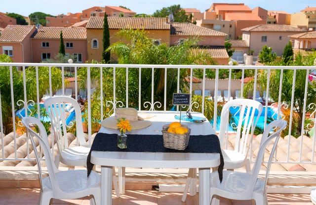 Beautiful T2 Mezzanine 6 p. 250m from the BEACH with HEATED POOL & TENNIS (203)