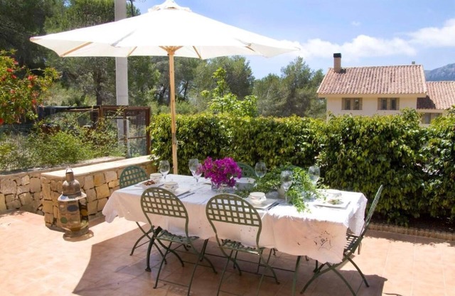 Beautiful townhouse with garden, communal pool in Calpe, 4 km from the beach.