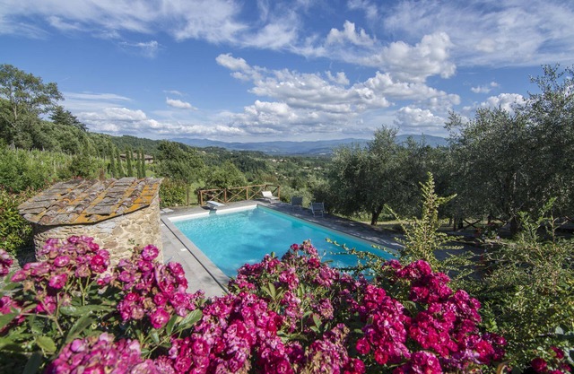 Beautiful villa in the heart of Mugello. Pool, jacuzzi, sauna.