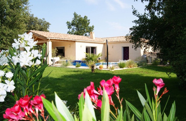 Beautiful Villa with garden and private pool for 6 people
