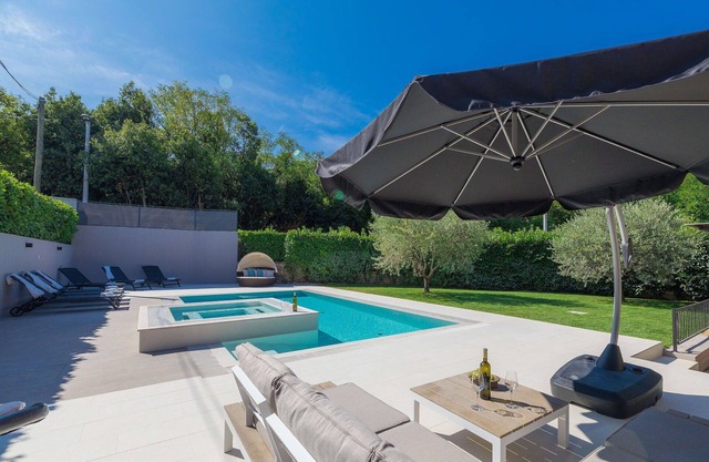 Beautiful villa for 4 people with hot tub, A/C, private pool, WIFI, TV, terrace and parking