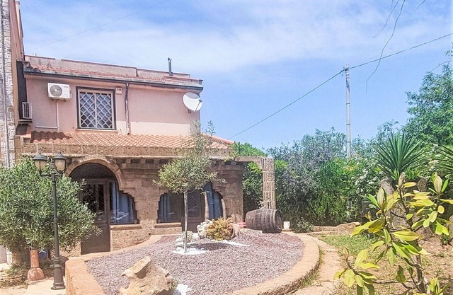 Beautiful villa for 10 guests with WIFI, private pool, A/C, TV, terrace, pets allowed and parking