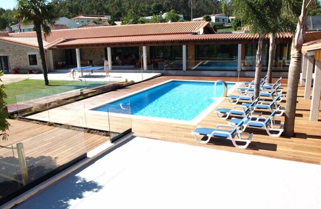 Beautiful villa w/5 bedrooms, large garden, beautiful pool view 45km from Porto