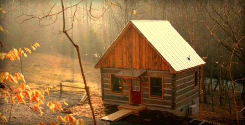 Beautiful Waterfront Cabin with Hot Tub near Winston-Salem, North Carolina