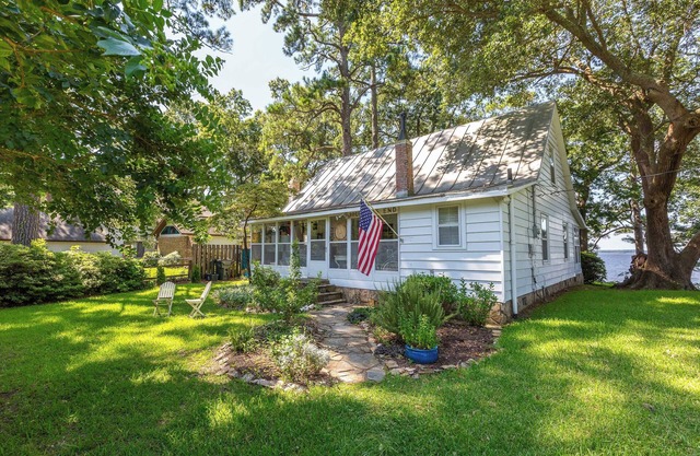 Beautiful Waterfront Home W/Sleeping Porch on the Neuse River, outdoor shower.