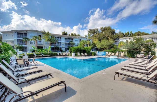 Beautifully decorated condo, St. Simons Island, 8 minutes to Beach, heated pool
